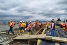 A group of people in orange vests and helmets

Description automatically generated