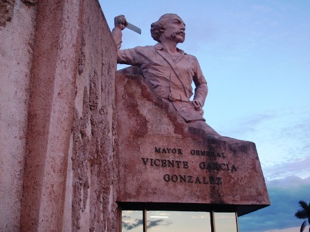 Monumento al Mayor General Vicente García González en la Plaza de la Revolución de Las Tunas, Cuba.
