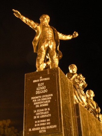 Monumento a Eloy Alfaro Delgado en la entrada principal de la Universidad homónima, en la ciudad de Manta, provincia de Manabí, Ecuador.